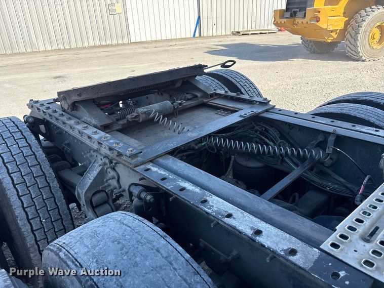 image for item YA1037 2019 Volvo VNL semi truck