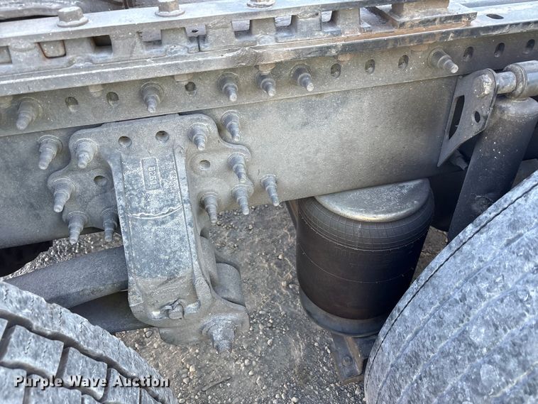 image for item YA1037 2019 Volvo VNL semi truck