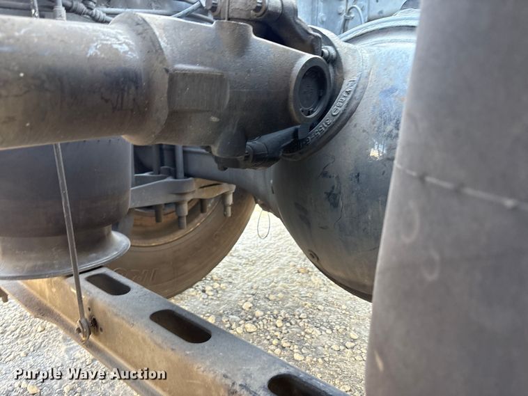 image for item YA1037 2019 Volvo VNL semi truck