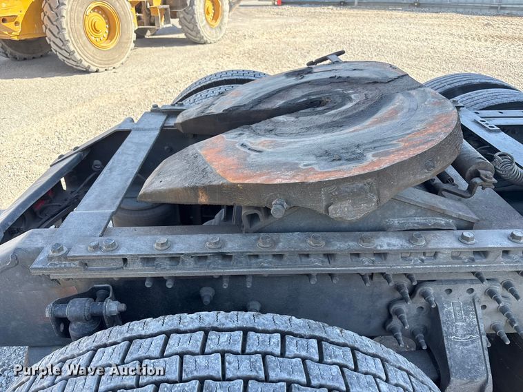 image for item YA1037 2019 Volvo VNL semi truck