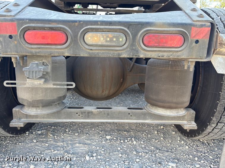 image for item YA1037 2019 Volvo VNL semi truck