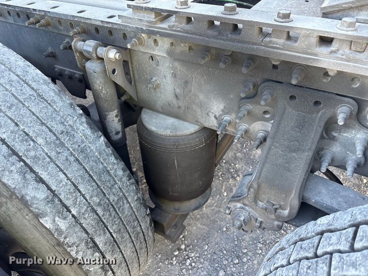 image for item YA1037 2019 Volvo VNL semi truck