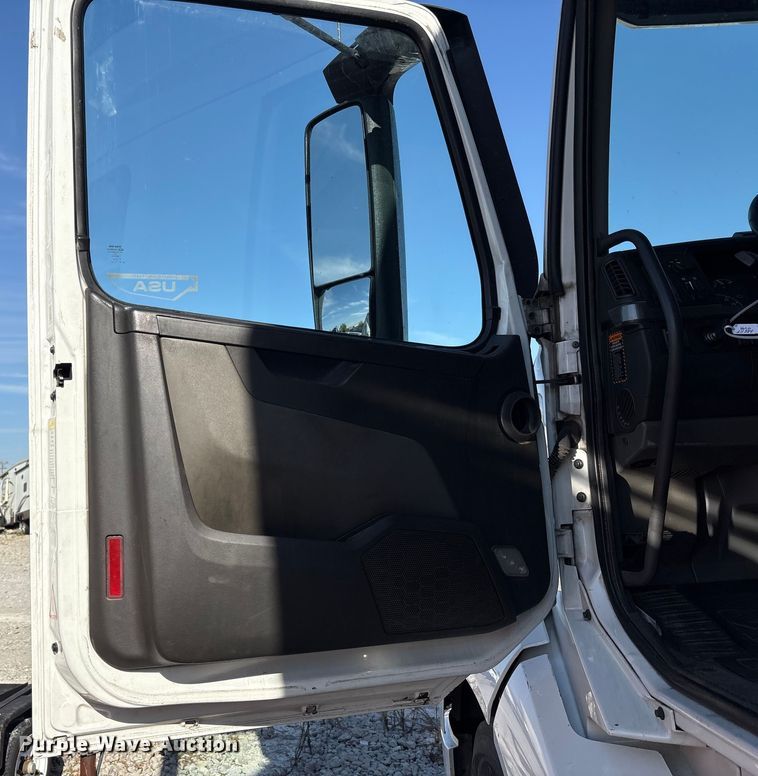 image for item YA1037 2019 Volvo VNL semi truck