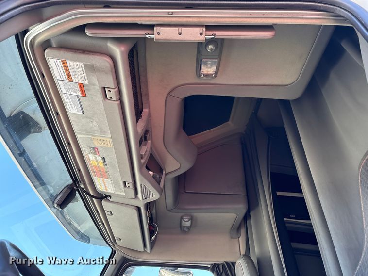 image for item YA1037 2019 Volvo VNL semi truck