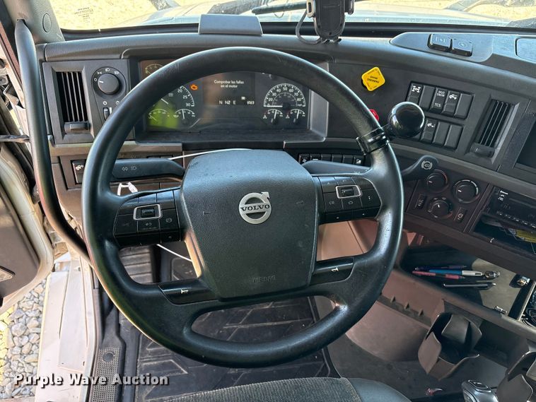 image for item YA1037 2019 Volvo VNL semi truck