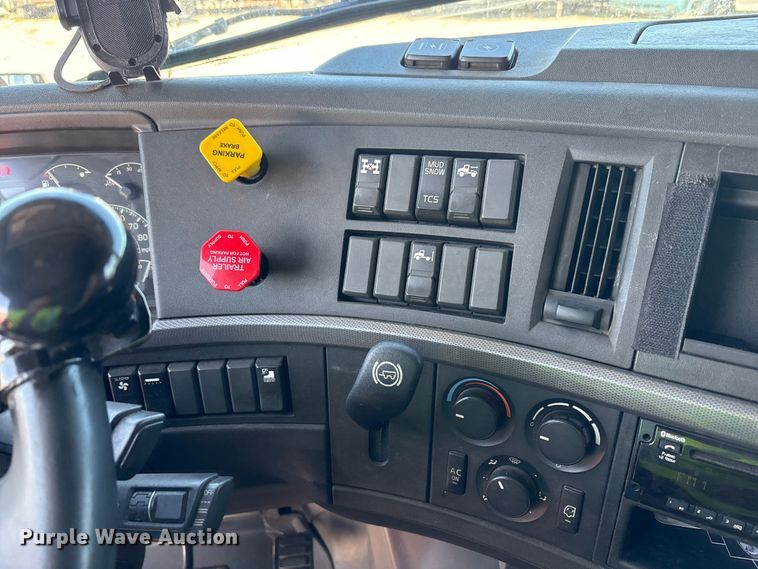 image for item YA1037 2019 Volvo VNL semi truck