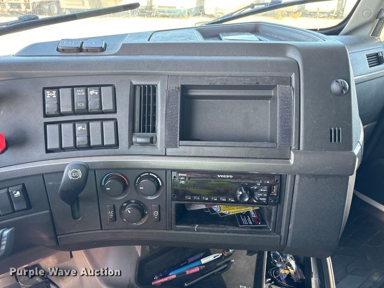 image for item YA1037 2019 Volvo VNL semi truck