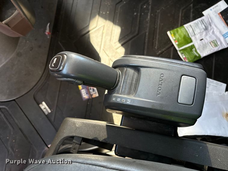 image for item YA1037 2019 Volvo VNL semi truck