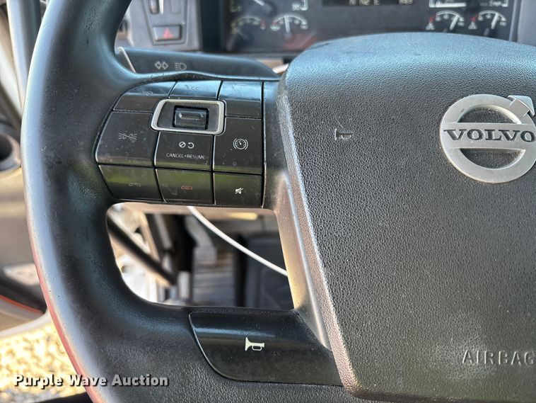 image for item YA1037 2019 Volvo VNL semi truck