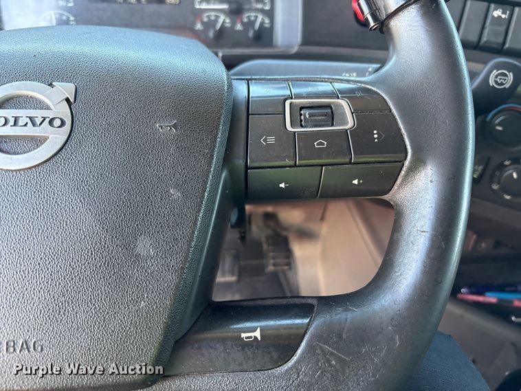 image for item YA1037 2019 Volvo VNL semi truck