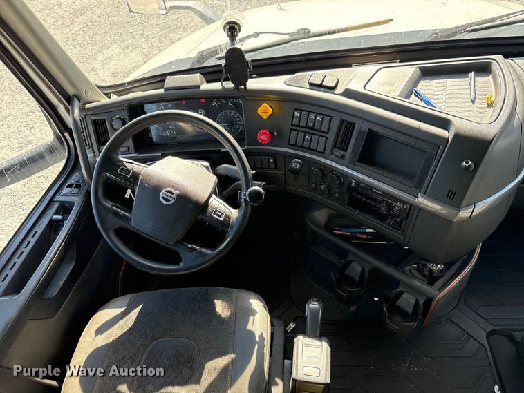 image for item YA1037 2019 Volvo VNL semi truck