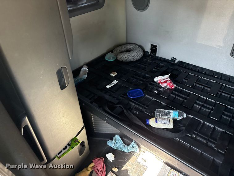 image for item YA1037 2019 Volvo VNL semi truck