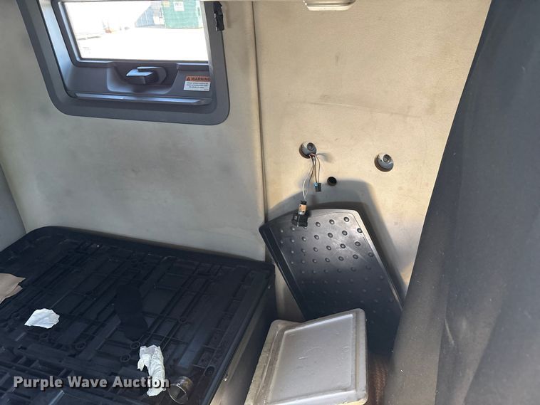 image for item YA1037 2019 Volvo VNL semi truck