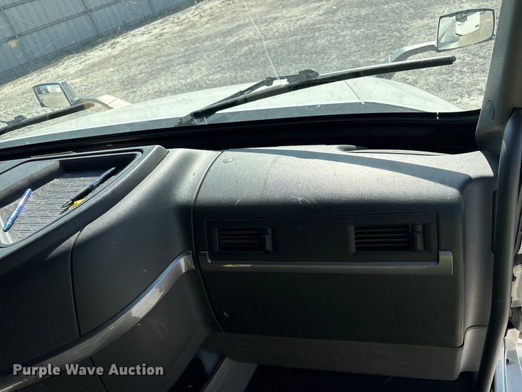 image for item YA1037 2019 Volvo VNL semi truck