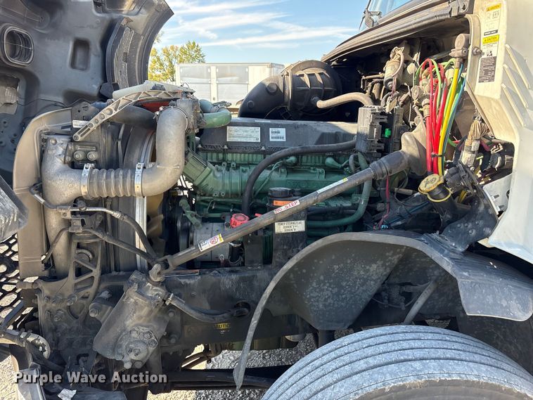 image for item YA1037 2019 Volvo VNL semi truck