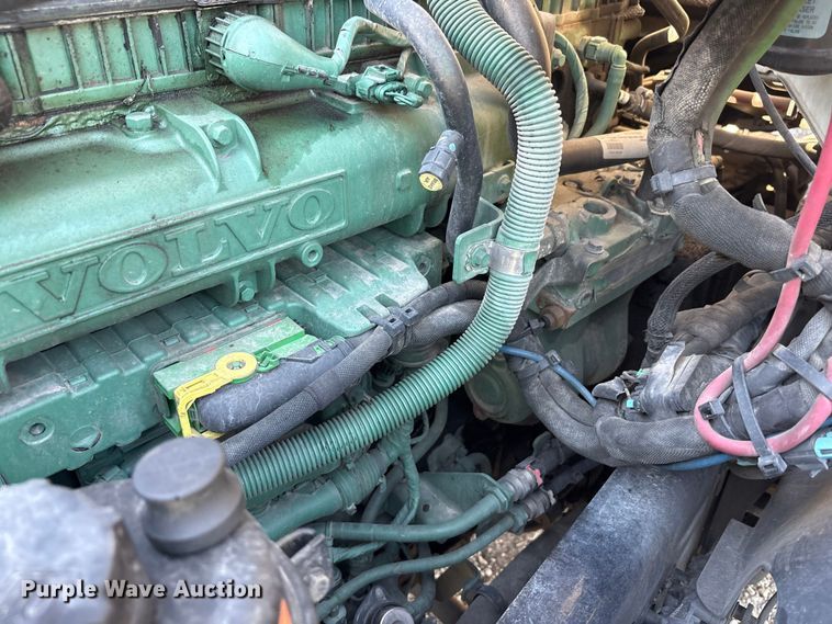 image for item YA1037 2019 Volvo VNL semi truck