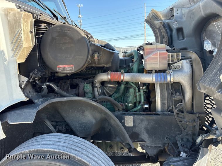 image for item YA1037 2019 Volvo VNL semi truck