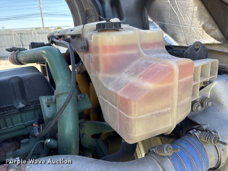 image for item YA1037 2019 Volvo VNL semi truck