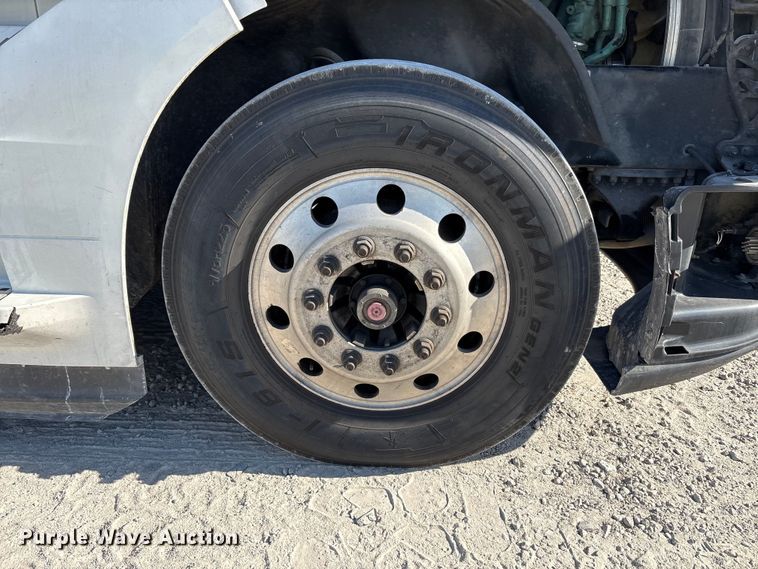 image for item YA1037 2019 Volvo VNL semi truck