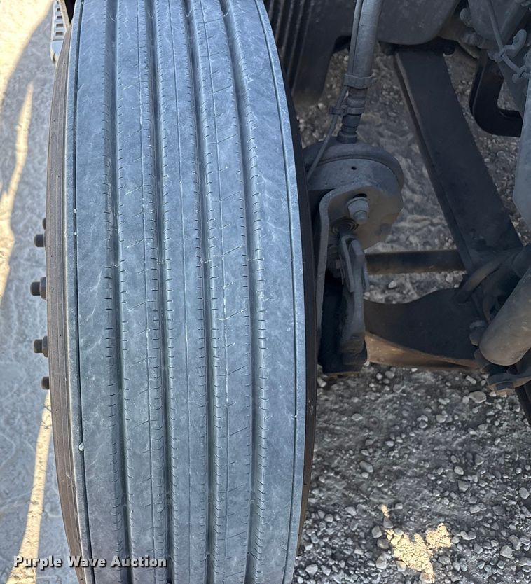 image for item YA1037 2019 Volvo VNL semi truck