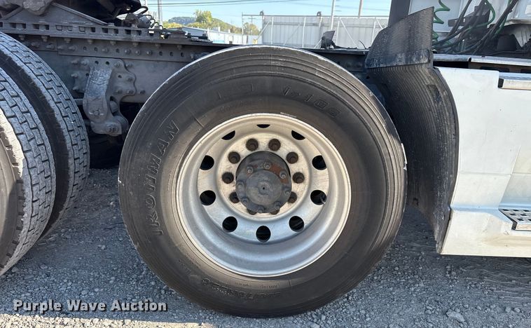 image for item YA1037 2019 Volvo VNL semi truck