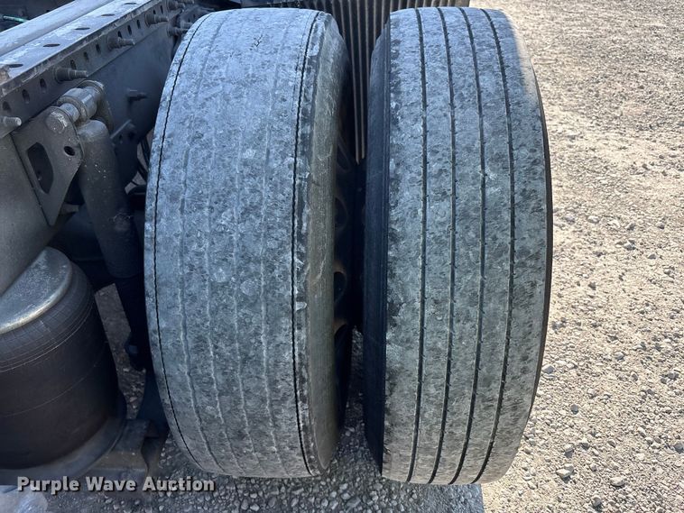 image for item YA1037 2019 Volvo VNL semi truck