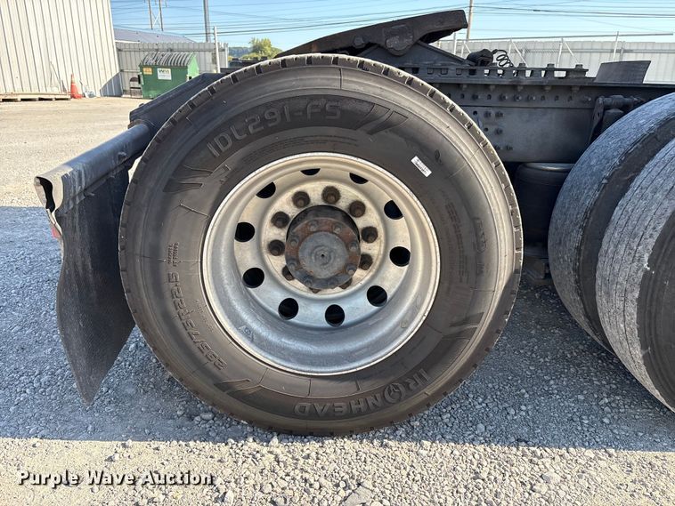 image for item YA1037 2019 Volvo VNL semi truck