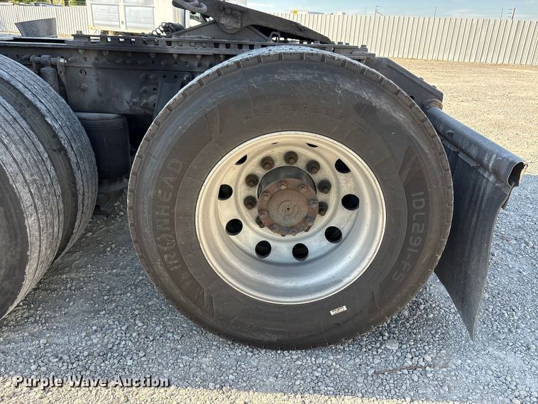 image for item YA1037 2019 Volvo VNL semi truck