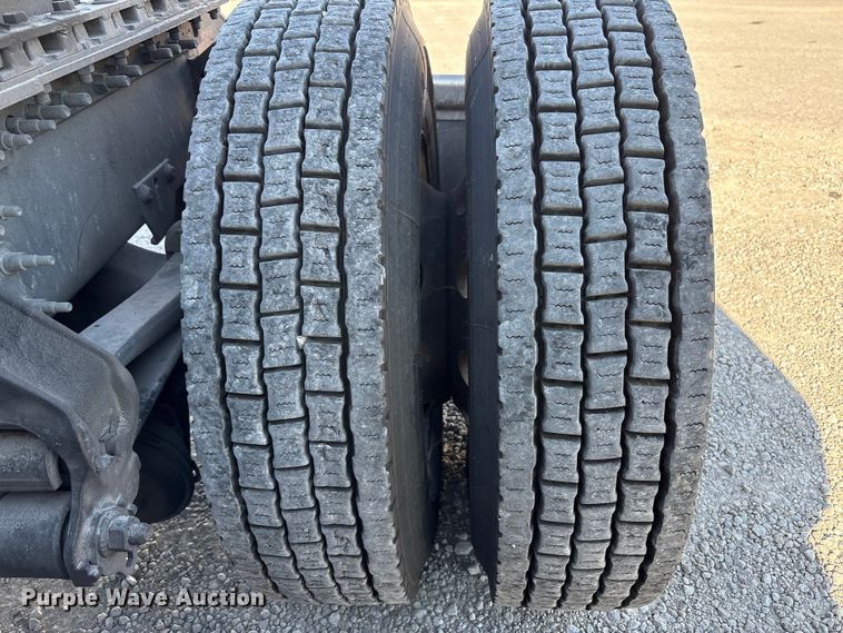 image for item YA1037 2019 Volvo VNL semi truck