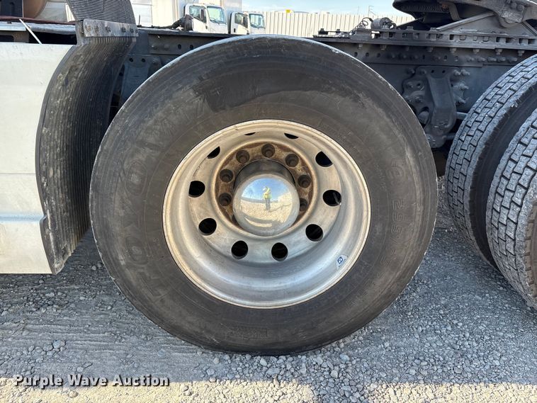 image for item YA1037 2019 Volvo VNL semi truck