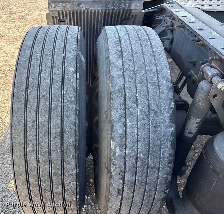 image for item YA1037 2019 Volvo VNL semi truck