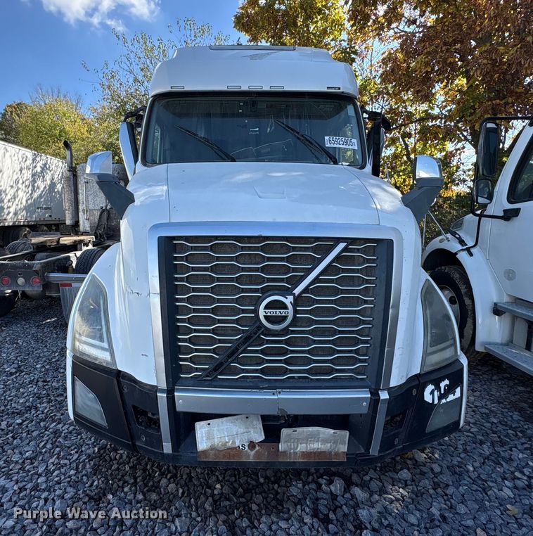image for item YA1040 2019 Volvo VNL semi truck