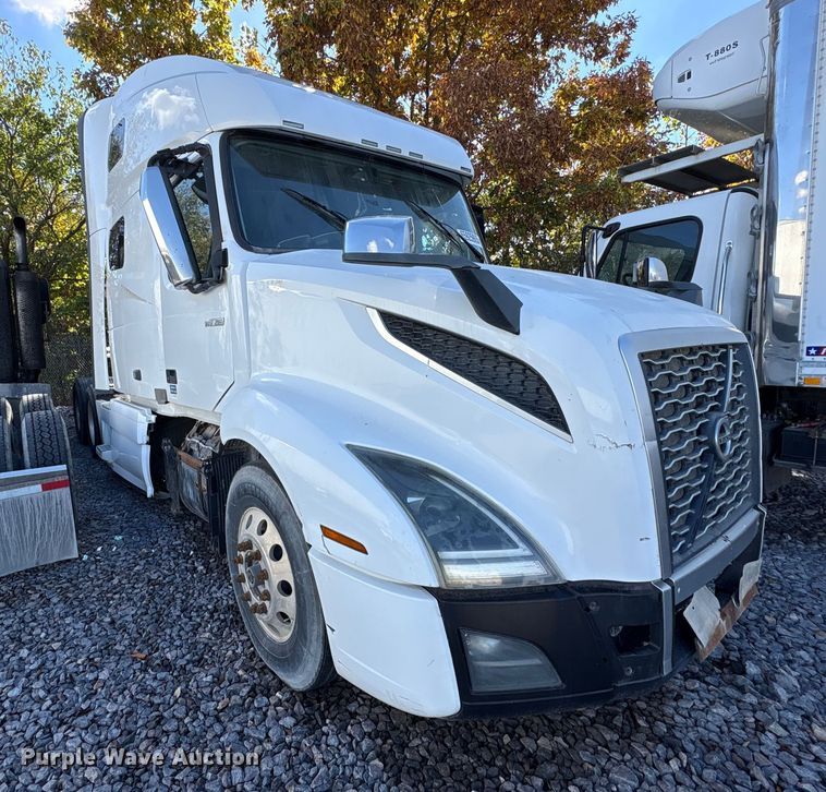 image for item YA1040 2019 Volvo VNL semi truck