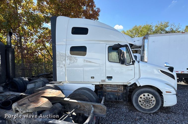image for item YA1040 2019 Volvo VNL semi truck