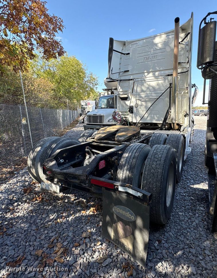 image for item YA1040 2019 Volvo VNL semi truck