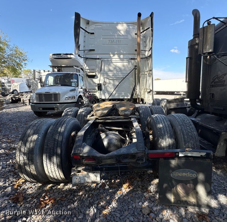 image for item YA1040 2019 Volvo VNL semi truck