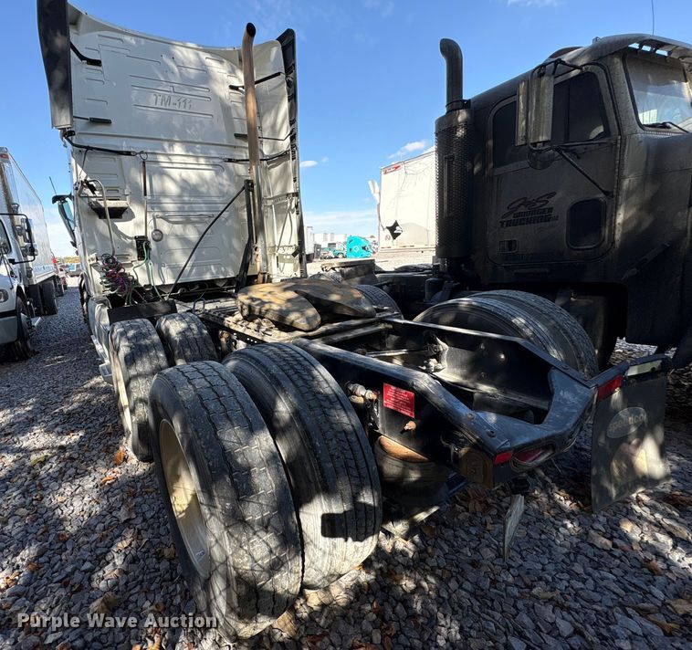 image for item YA1040 2019 Volvo VNL semi truck