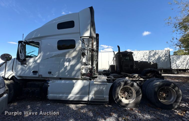 image for item YA1040 2019 Volvo VNL semi truck
