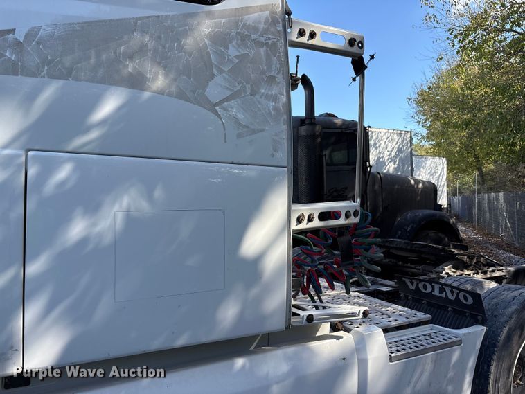 image for item YA1040 2019 Volvo VNL semi truck