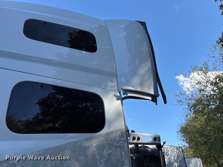 image for item YA1040 2019 Volvo VNL semi truck