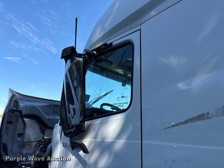 image for item YA1040 2019 Volvo VNL semi truck