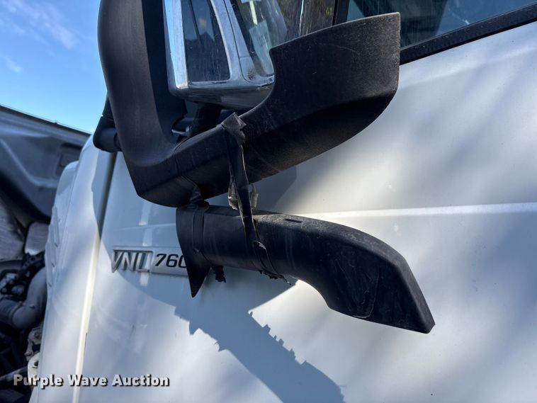 image for item YA1040 2019 Volvo VNL semi truck