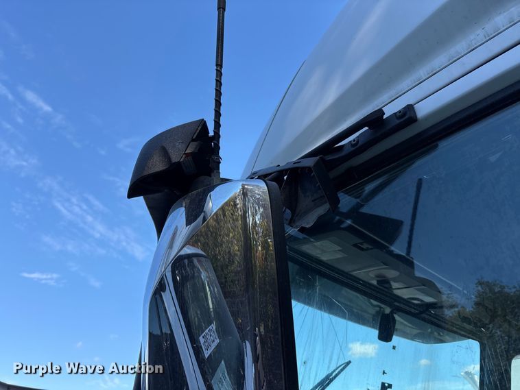 image for item YA1040 2019 Volvo VNL semi truck