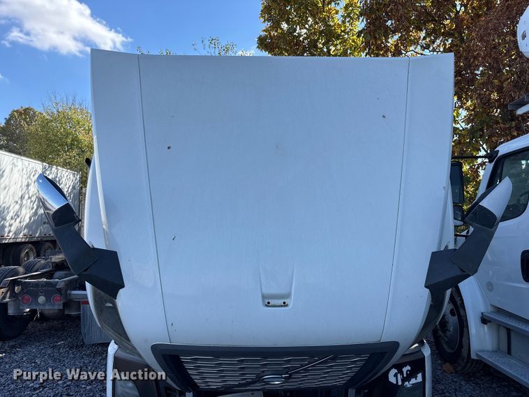 image for item YA1040 2019 Volvo VNL semi truck