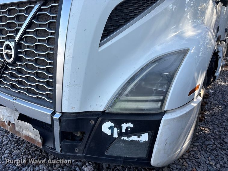 image for item YA1040 2019 Volvo VNL semi truck