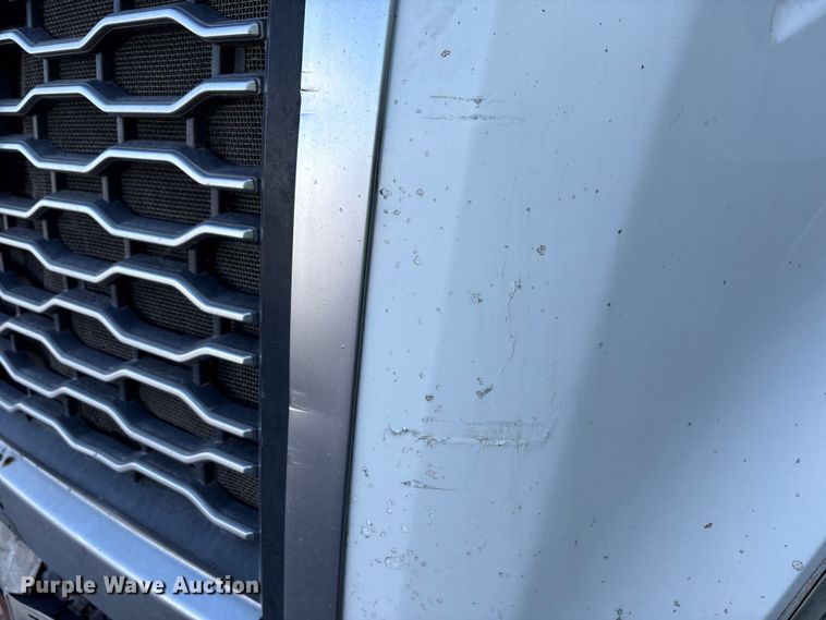 image for item YA1040 2019 Volvo VNL semi truck