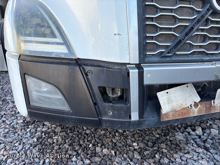 image for item YA1040 2019 Volvo VNL semi truck