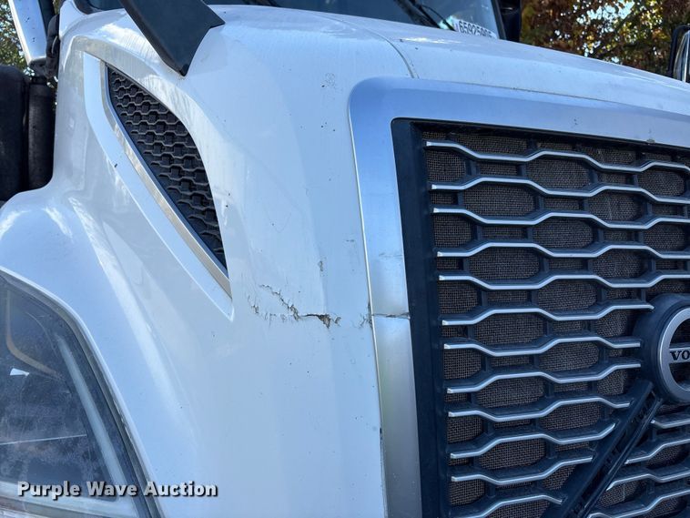 image for item YA1040 2019 Volvo VNL semi truck