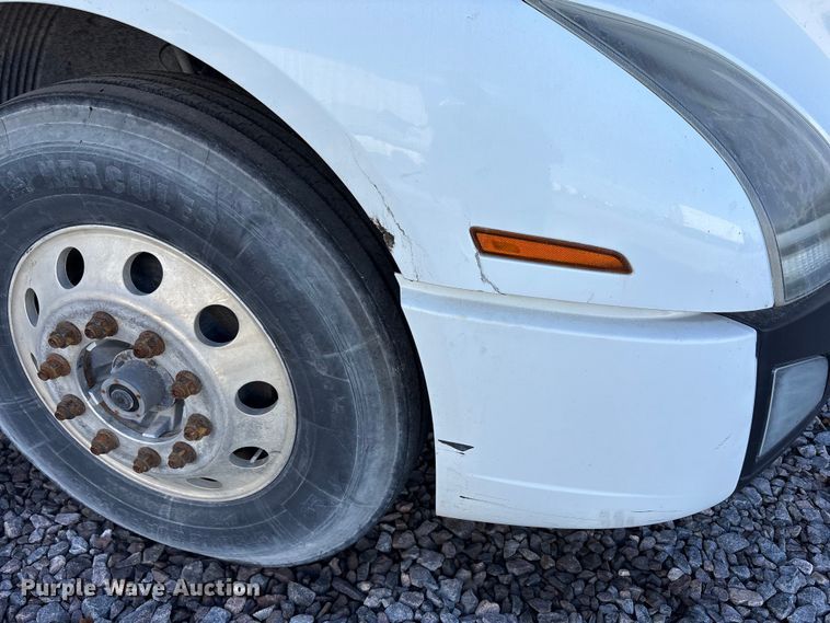 image for item YA1040 2019 Volvo VNL semi truck