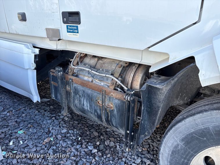 image for item YA1040 2019 Volvo VNL semi truck